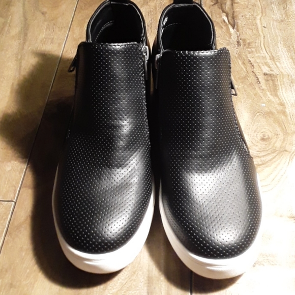 Shoes - Picture 3 of 5